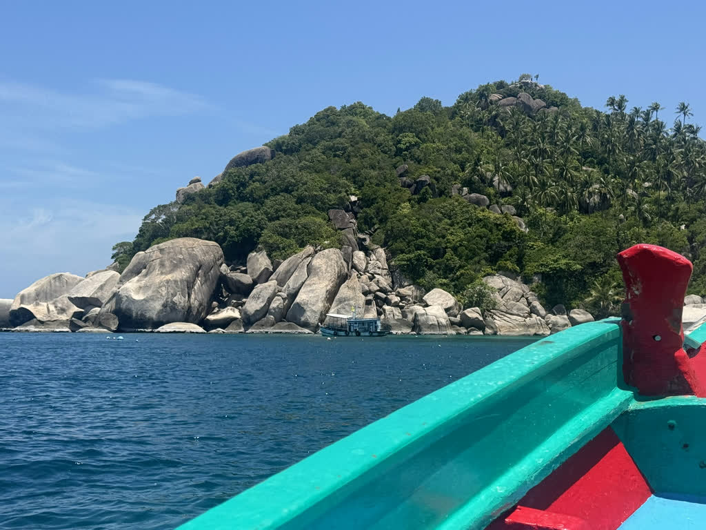 Longtailboot bij een rotseiland in de Golf van Thailand