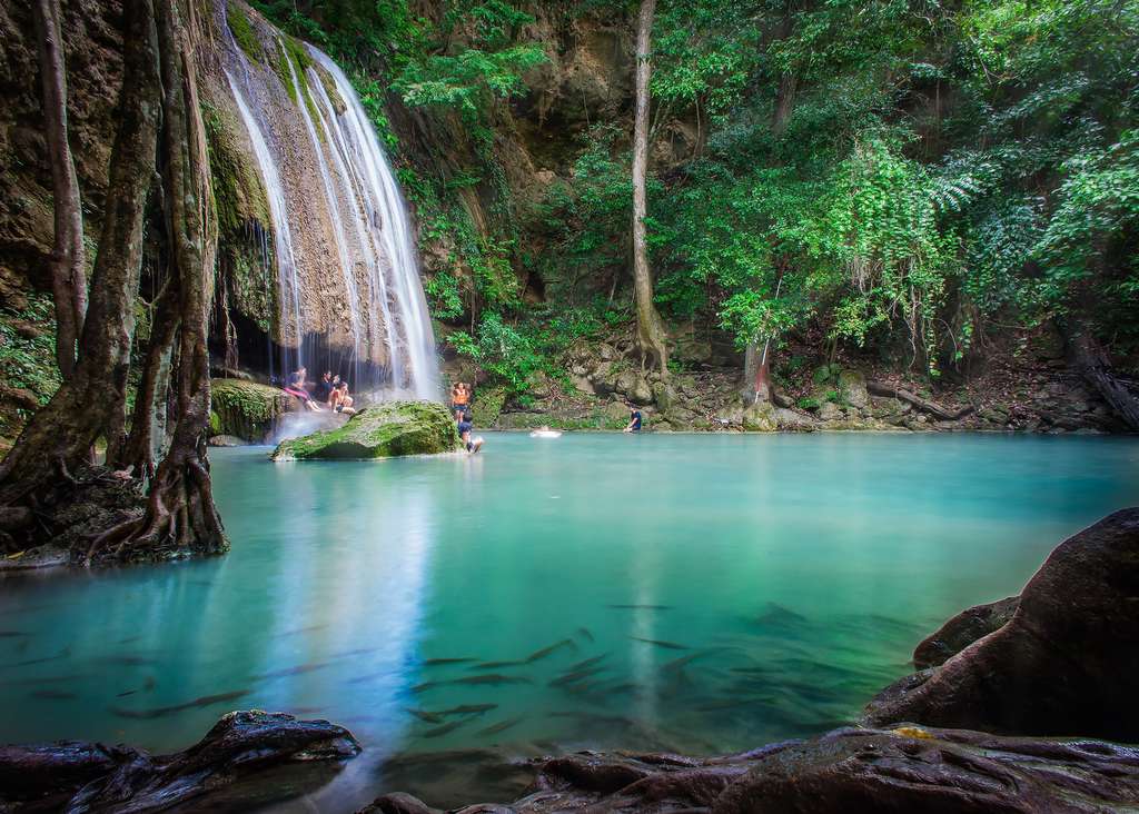 De turquoise poelen van de Erawan-watervallen bij Kanchanaburi, Thailand