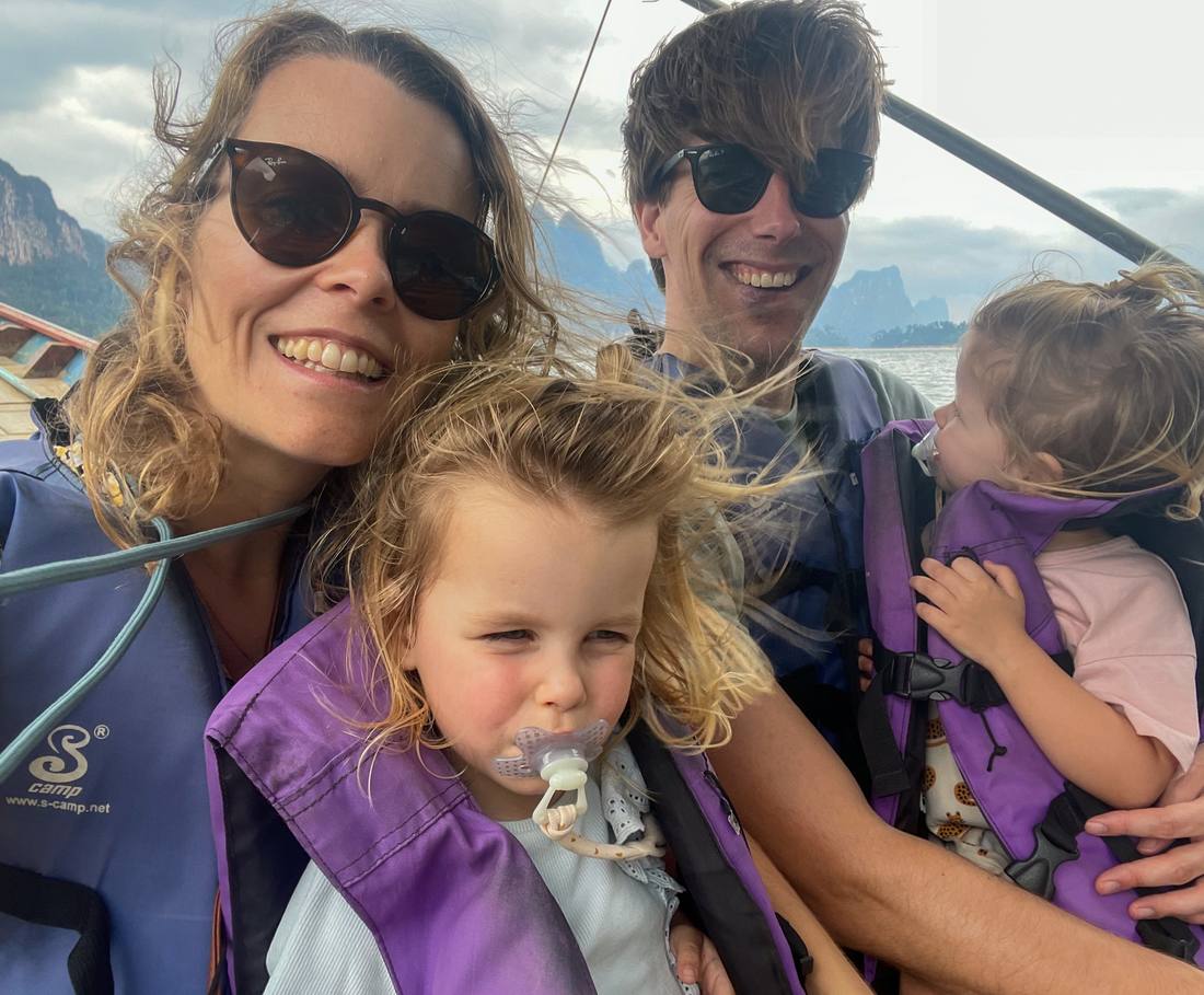 Een gezin met jonge kinderen in reddingsvesten op de boot tussen de eilandjes, Thailand