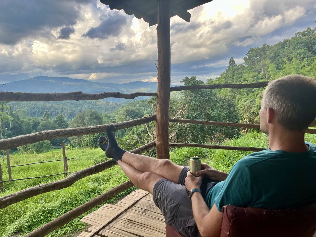 Uitzicht vanaf het balkon van een homestay in de bergen van Noord-Thailand
