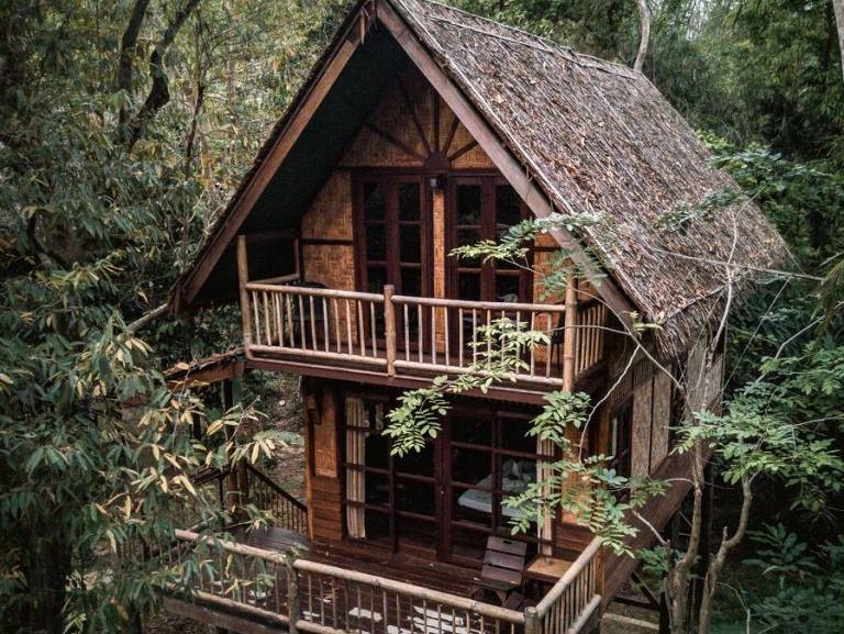 Houten boomhut in de jungle van Khao Sok, Zuid-Thailand