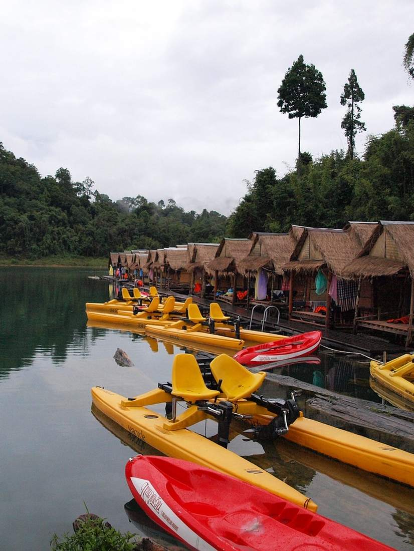 Drijvende huisjes met kajaks voor de deur op het meer van Khao Sok