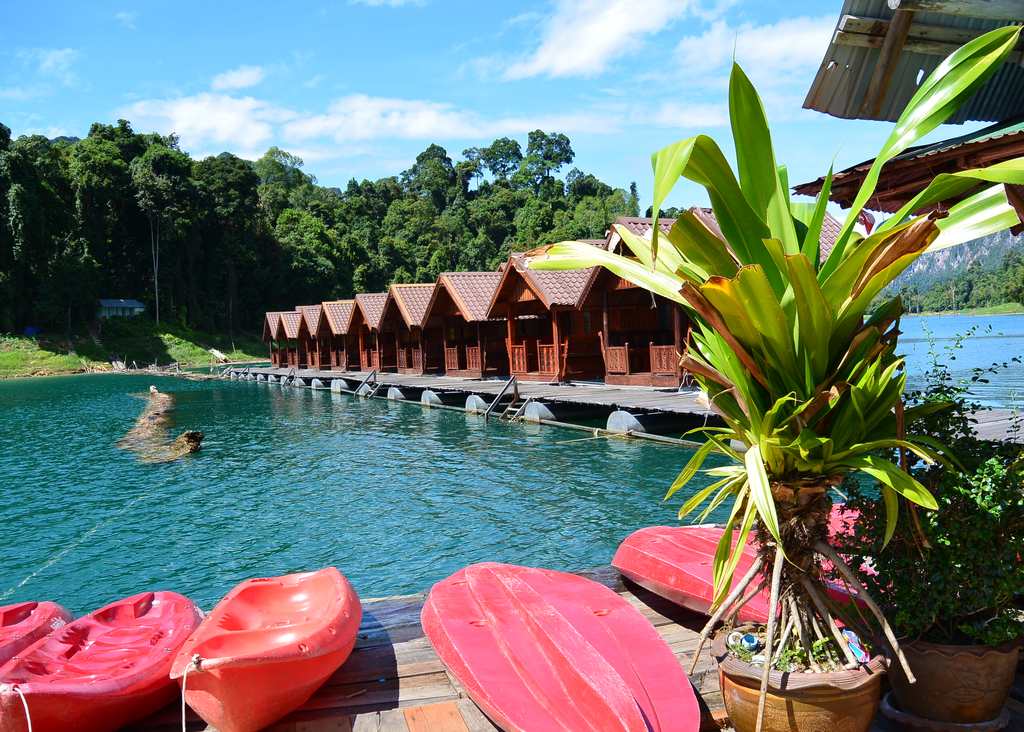 Drijvende huisjes en kano's op het meer van Khao Sok, Zuid-Thailand