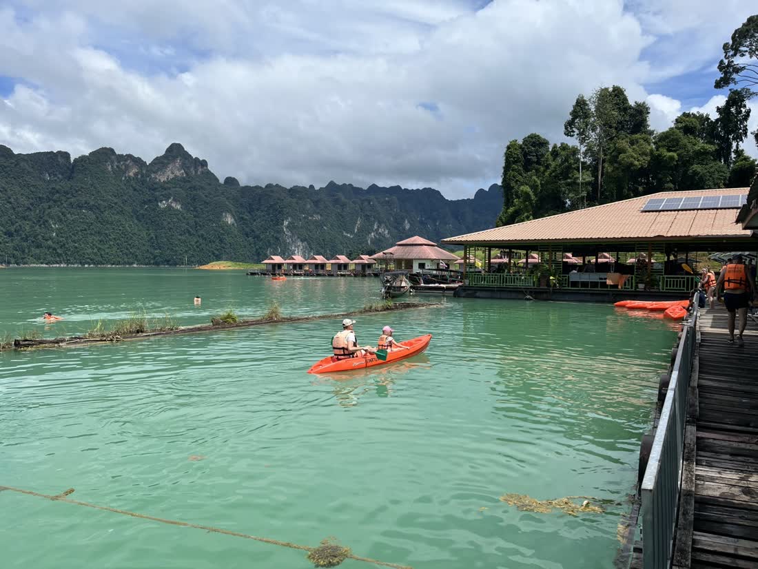 Kanoën door de jungle van Khao Sok in Zuid-Thailand