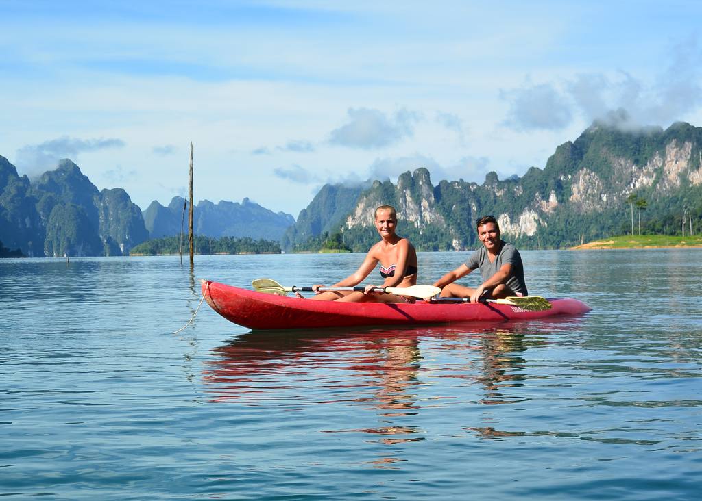 Twee reizigers kanoën op het meer van Khao Sok, Zuid-Thailand