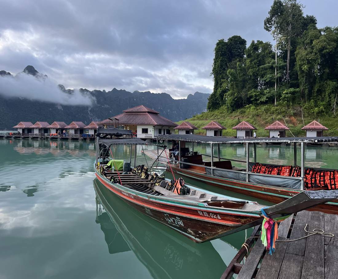 Langstaartboten bij de drijvende huisjes op het meer van Khao Sok, Thailand