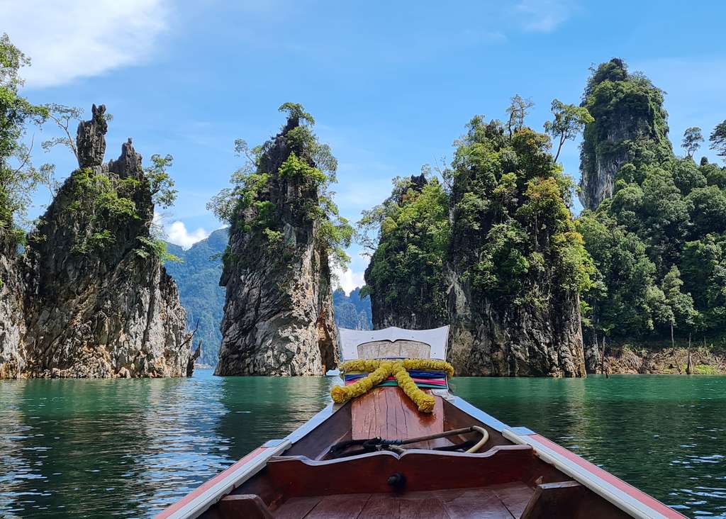 Het meer van Khao Sok tussen de kalkrotsen, Zuid-Thailand