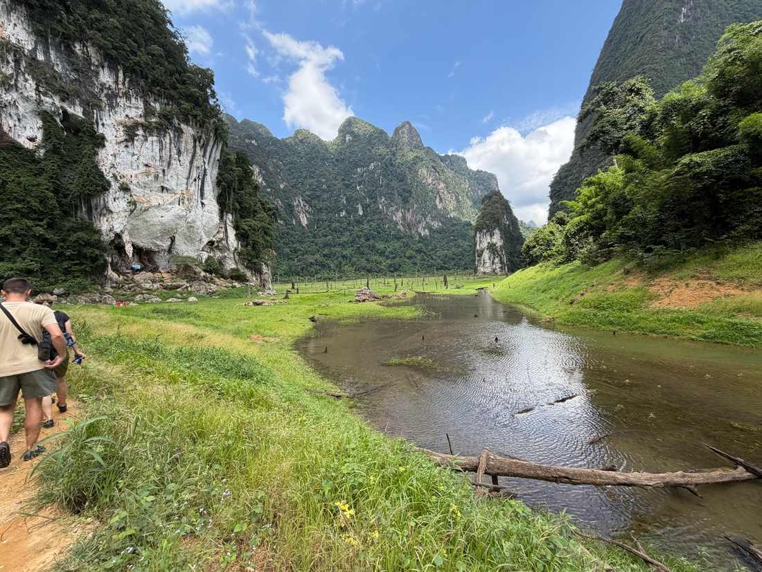 Het meer van Khao Sok tussen de kalkrotsen, Zuid-Thailand