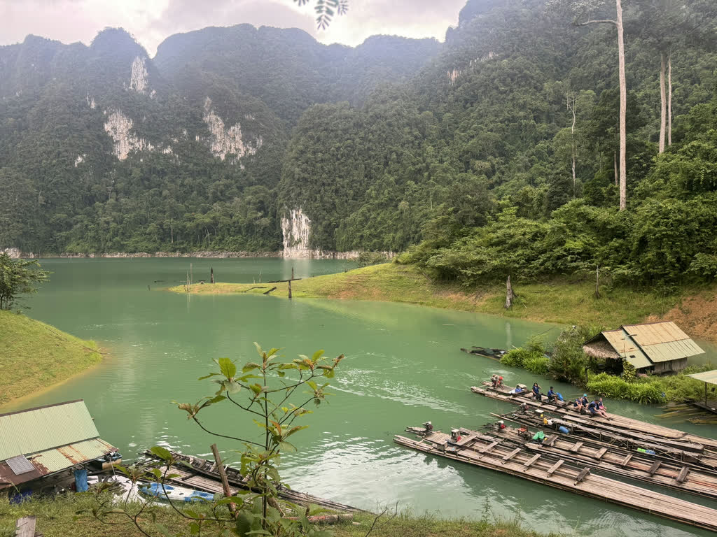 Drijvende huisjes op het meer van Khao Sok in Zuid-Thailand