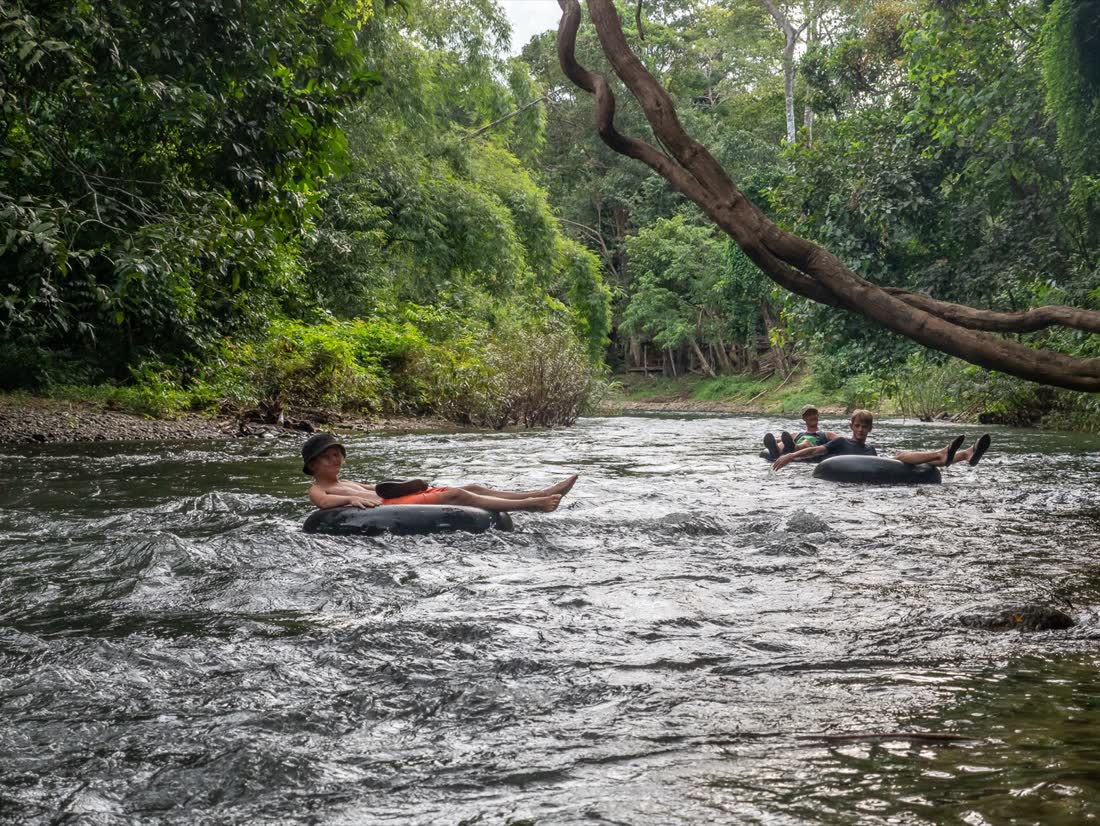 Op het meer van Khao Sok, Zuid-Thailand