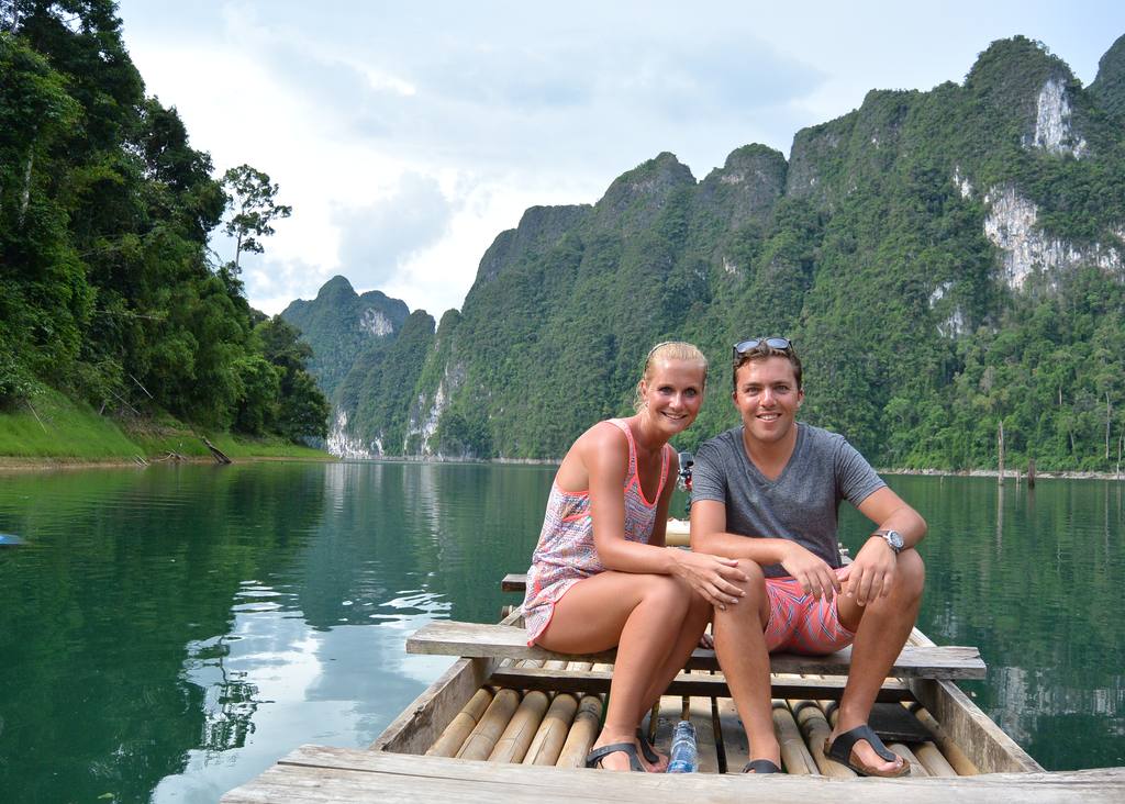 Twee reizigers op een vlot op het meer van Khao Sok, Zuid-Thailand
