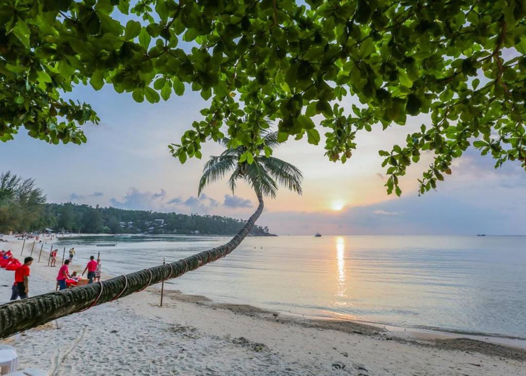 Zonsondergang boven het strand van Koh Phangan, Thailand
