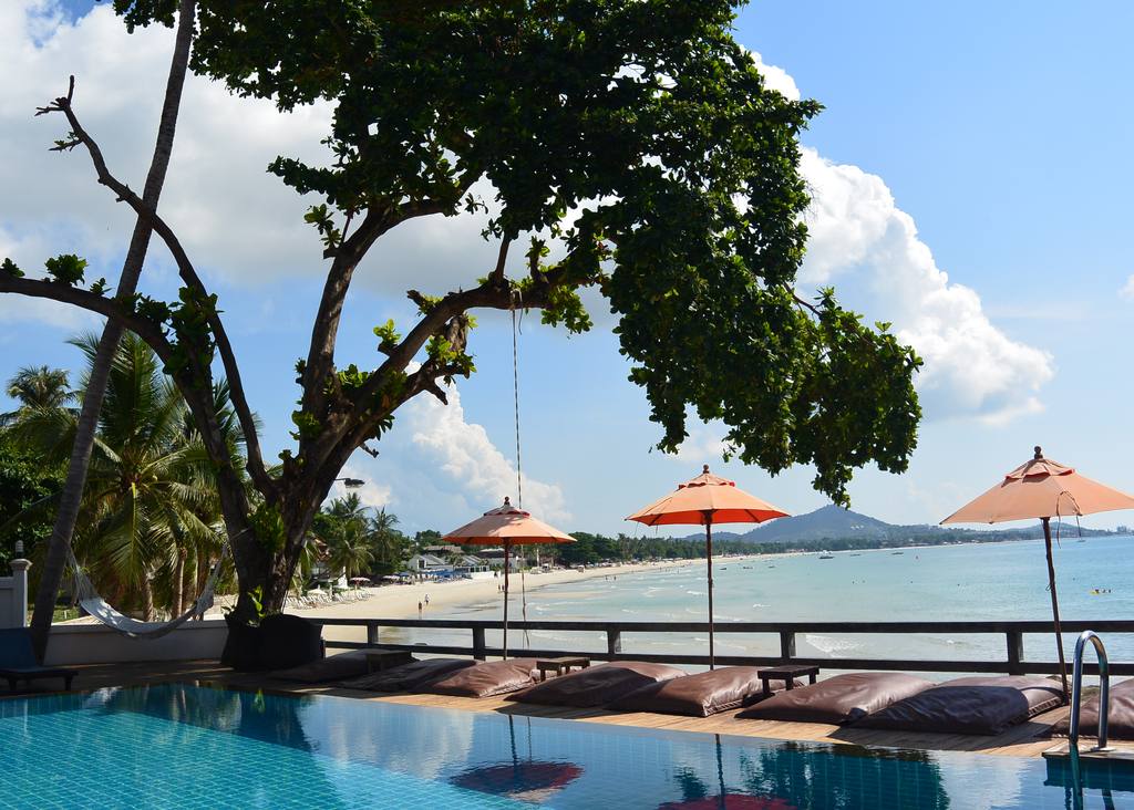 Zwembad met uitzicht over het strand van Koh Samui, Thailand