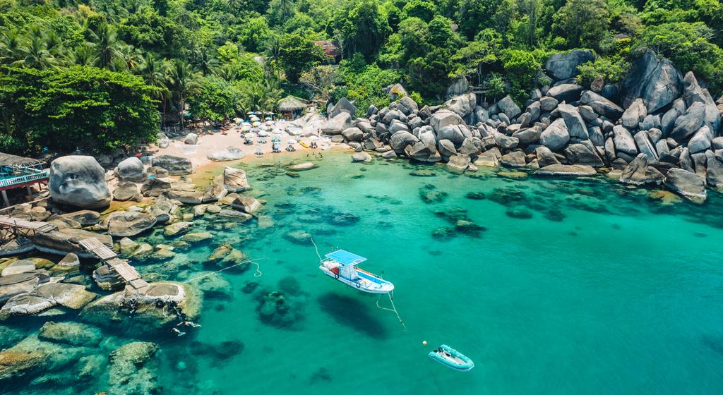 Baai met rotsen en helder water op Koh Tao, van bovenaf