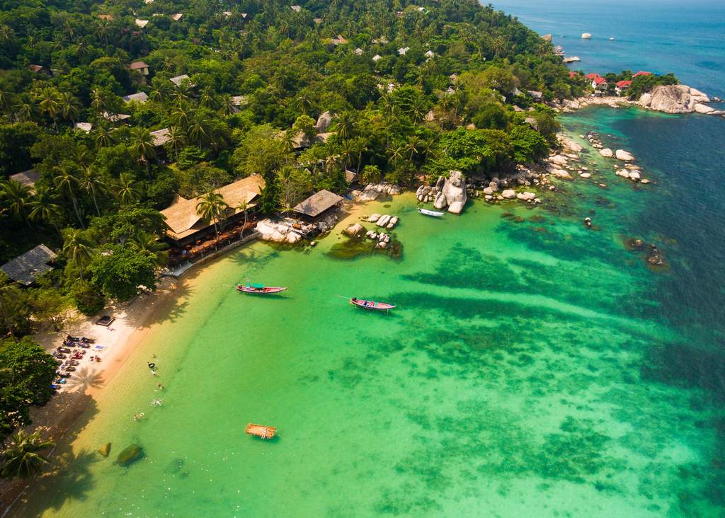 De baai van Koh Tao met koraal vlak voor de kust, Thailand