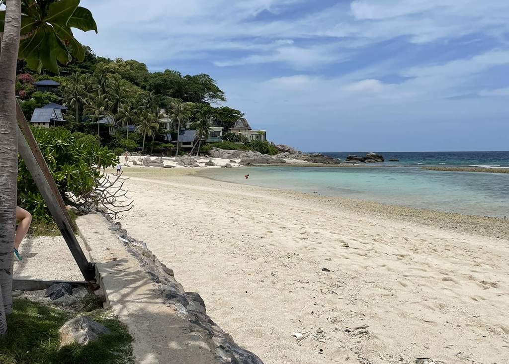 Een leeg strand op Koh Tao, Thailand