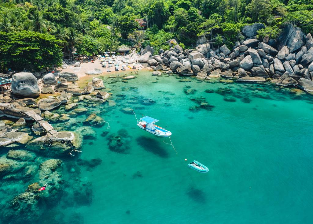 Turquoise baai met rotsen op Koh Tao, Thailand
