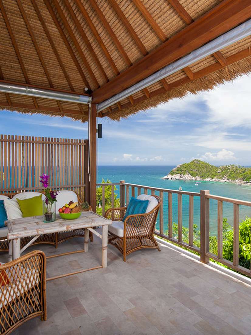 Terras met loungestoelen en uitzicht over zee op Koh Tao
