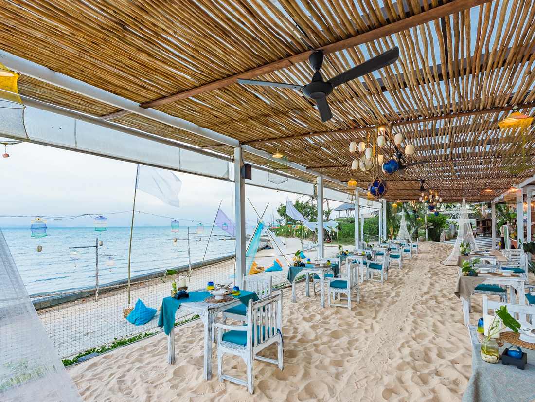 Restaurant met tafels in het zand aan het strand van Koh Yao Yai, Zuid-Thailand