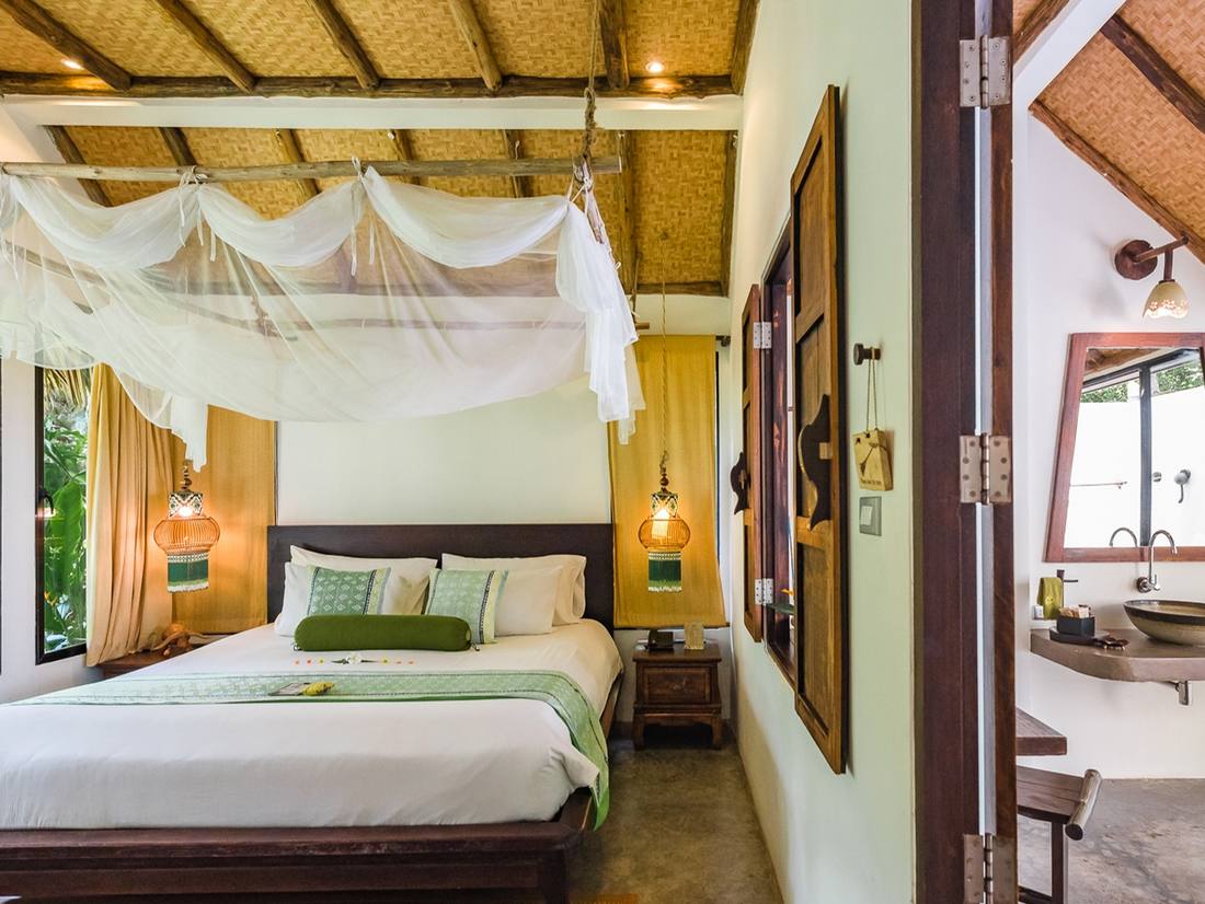 Slaapkamer met klamboe in een villa op Koh Yao Yai, Zuid-Thailand
