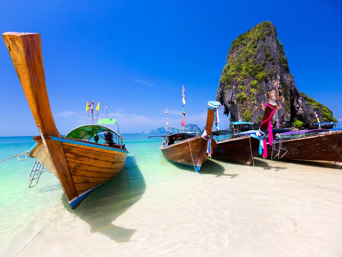 Longtailboten op het strand van Railay bij Krabi, Zuid-Thailand