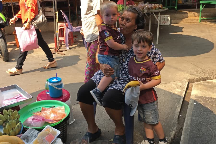 kinderen worden op handen gedragen in Thailand