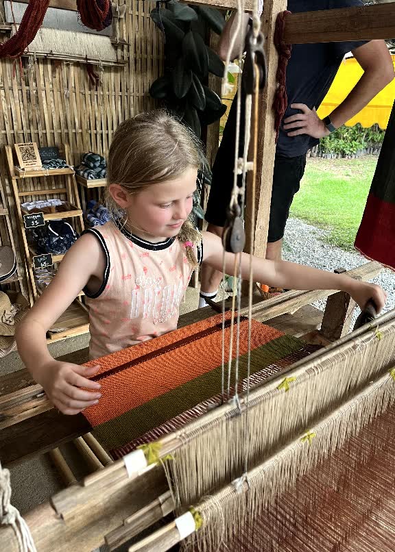 weven tijdens de homestay op het platteland, Thailand