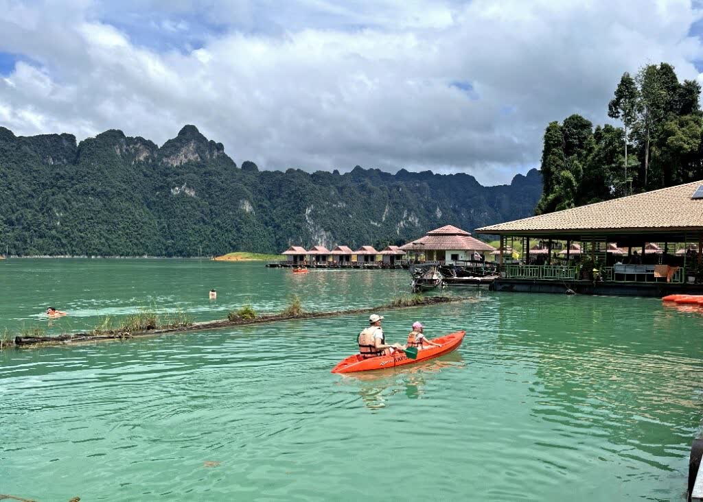 kanoën op het stuwmeer bij Khao Sok, Zuid-Thailand