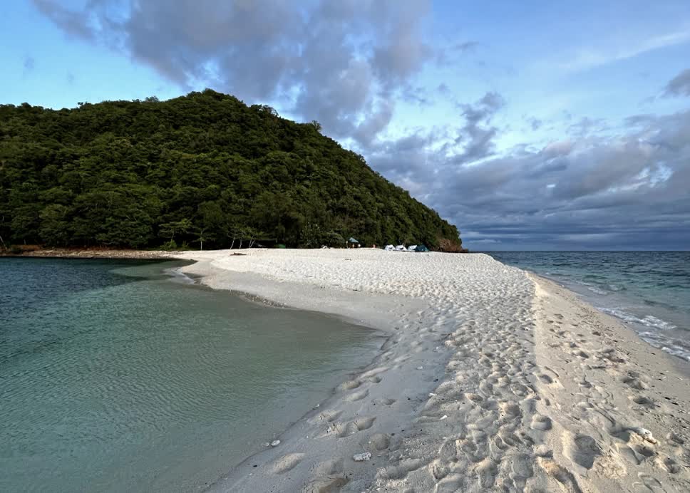 kamperen op een onbewoond eiland in Thailand