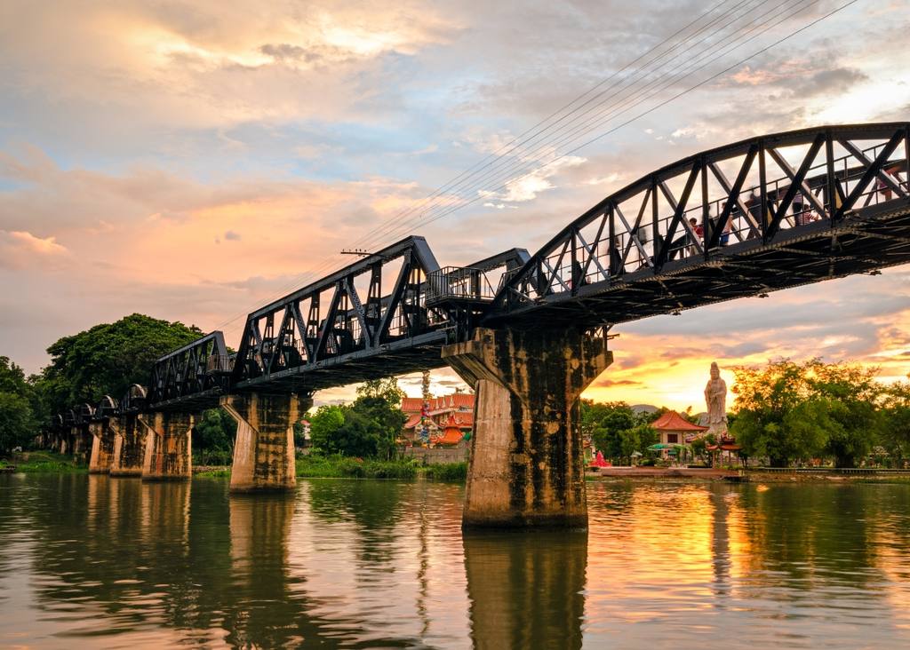 De brug over de rivier de Kwai bij zonsondergang, Thailand