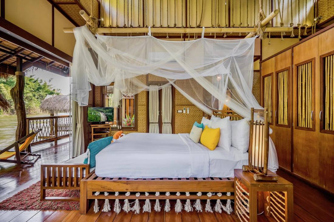 Kamer met klamboe in een drijvend huisje aan de River Kwai