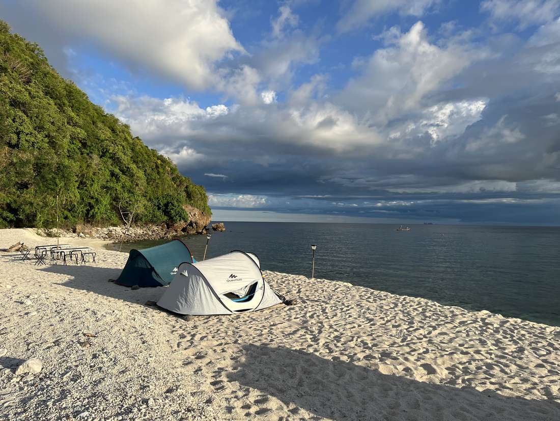 Tentje op het strand van een onbewoond eiland in de Golf van Thailand