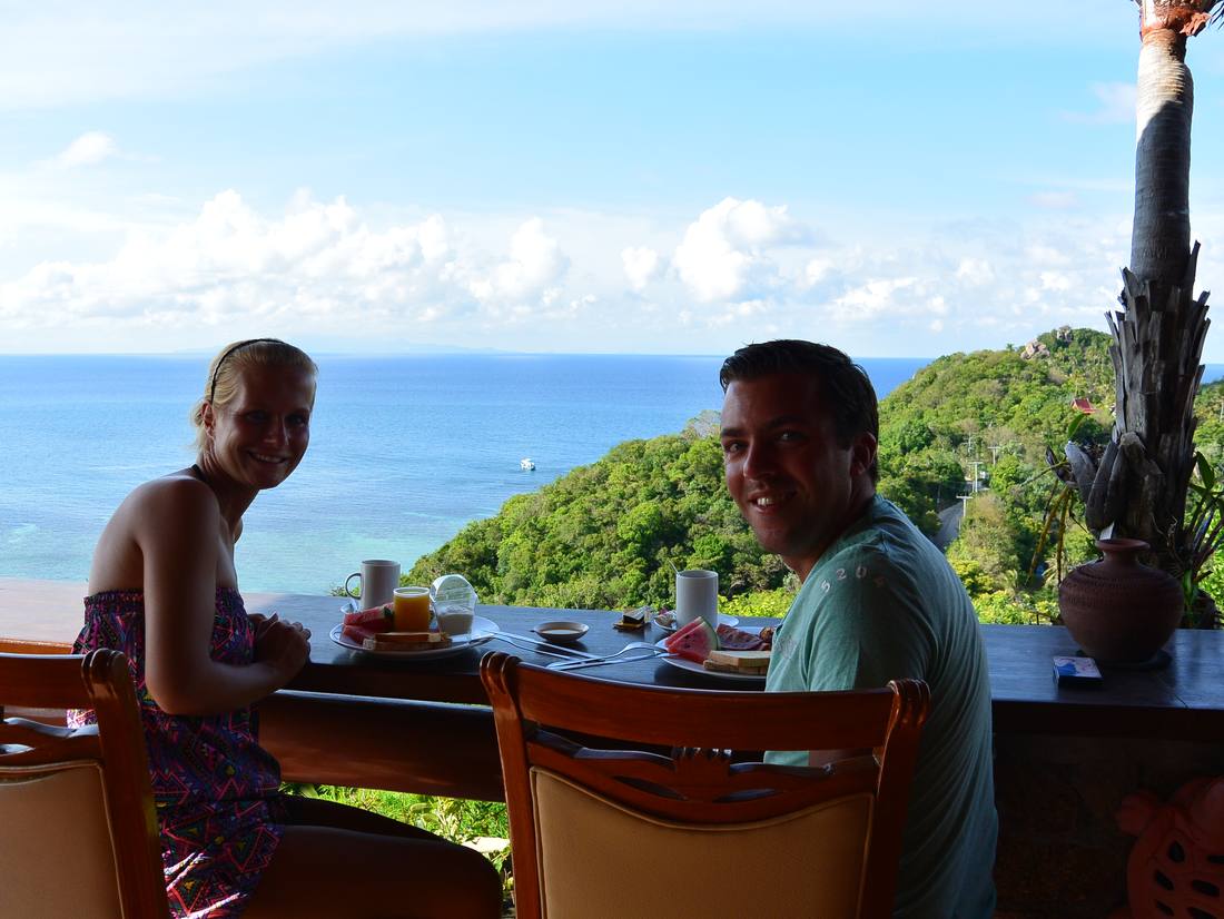 Stel aan het ontbijt met uitzicht over zee in Thailand