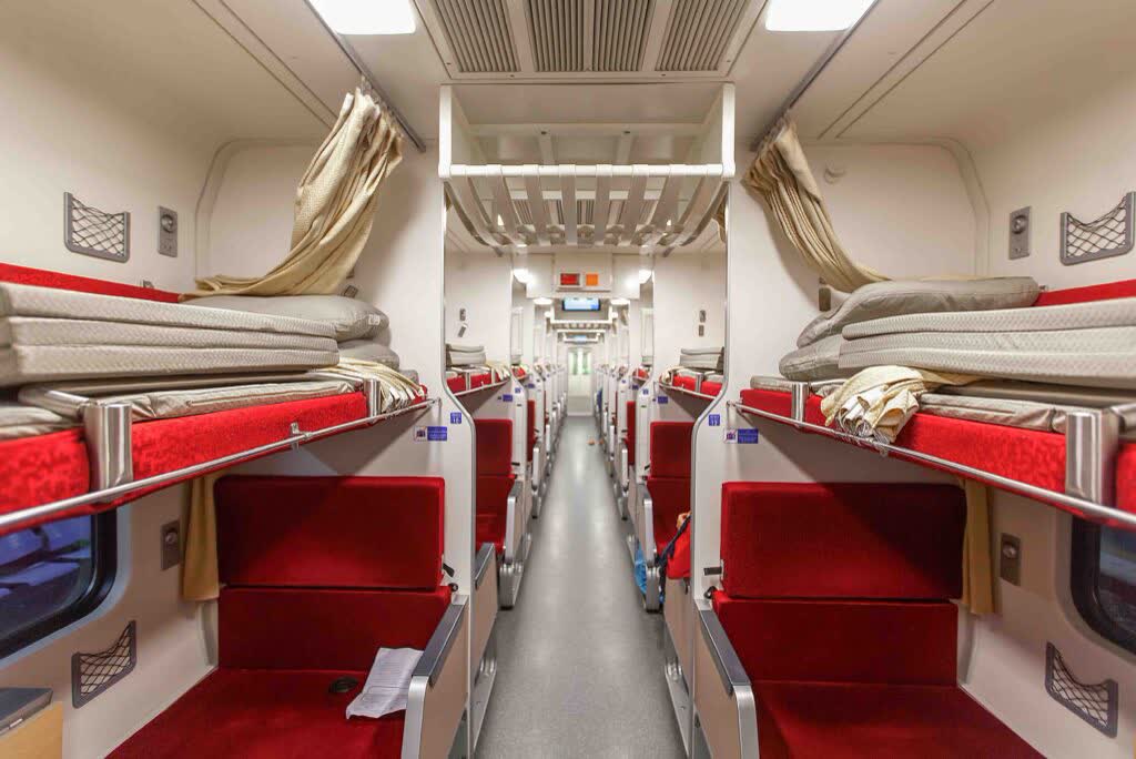 Tweede klas met airco in de Thaise trein, Thailand