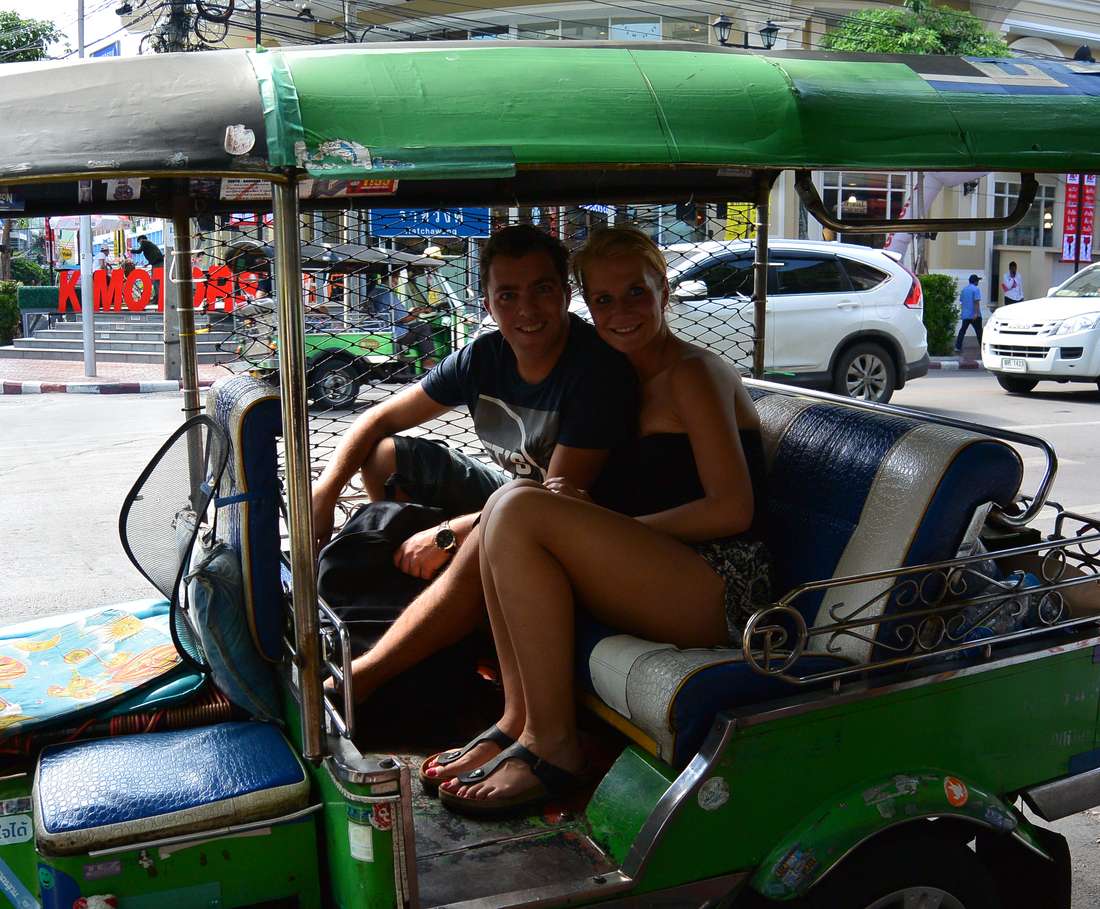Reizigers in een tuktuk met chauffeur in Thailand