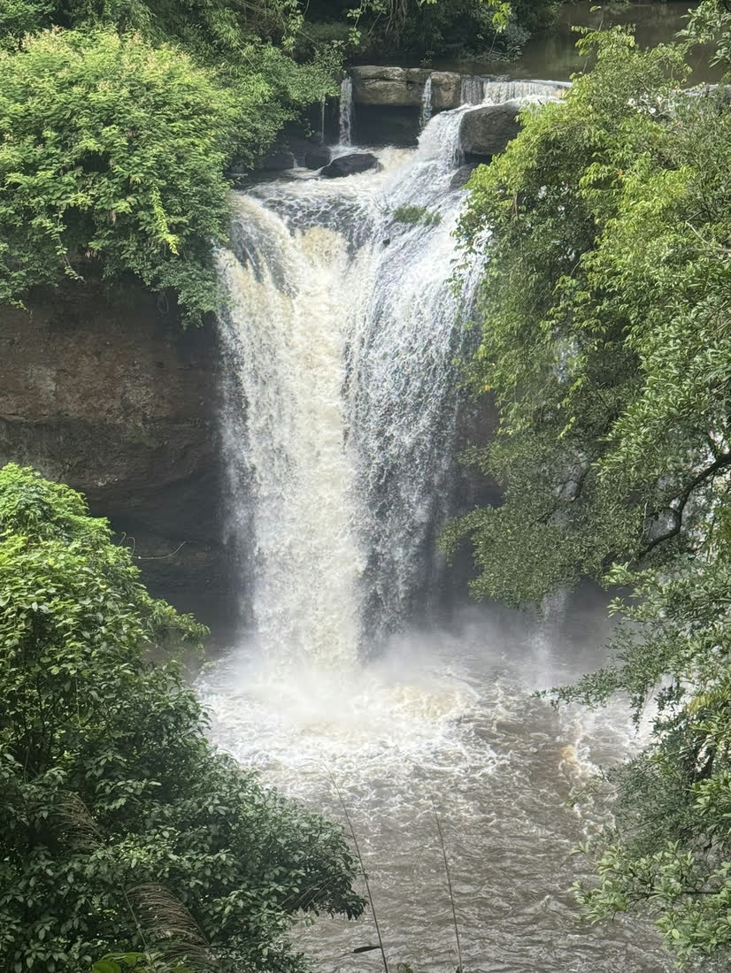 Waterval in de groene jungle van Thailand