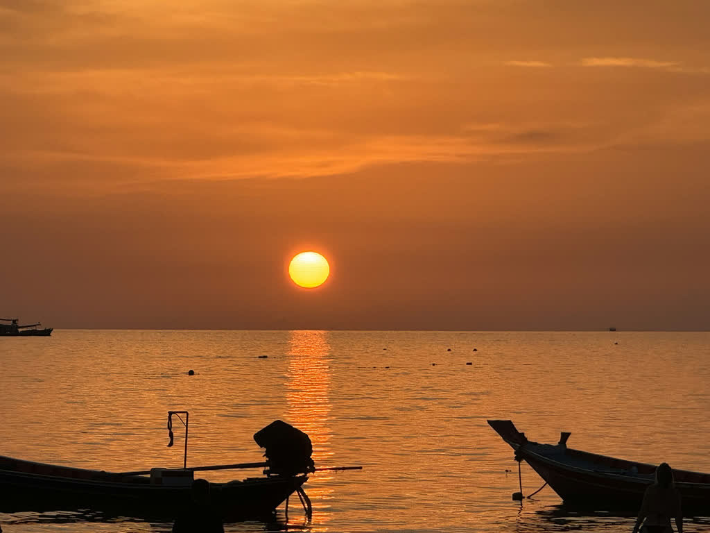 Longtailboten bij zonsondergang, Thailand