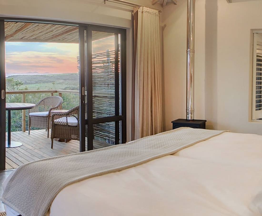 Een kamer van de safarilodge met openslaande deuren op de bush, Zuid-Afrika