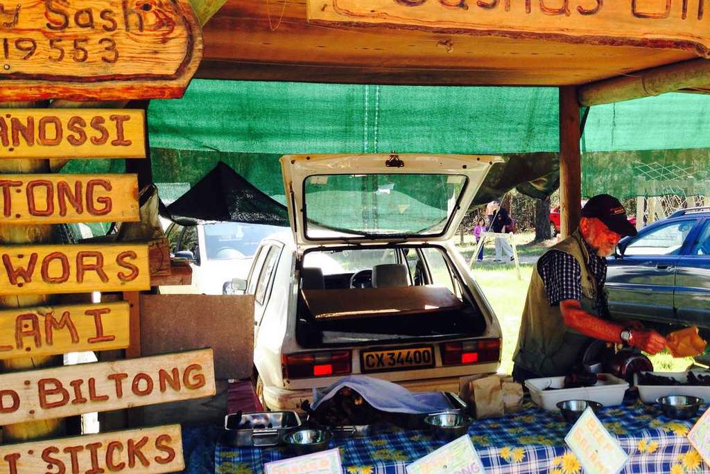 Een kraam met biltong en droeworst langs de weg, met handgeschilderde borden, Zuid-Afrika