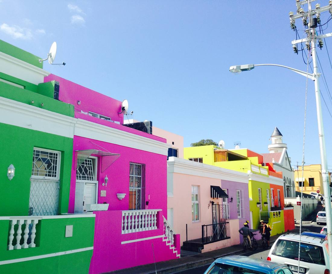 De felgekleurde huizen van de wijk Bo-Kaap in Kaapstad, Zuid-Afrika