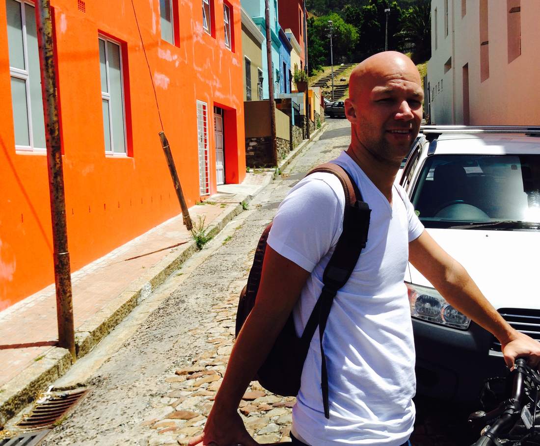 Een straat met felgekleurde huizen in de wijk Bo-Kaap in Kaapstad, Zuid-Afrika