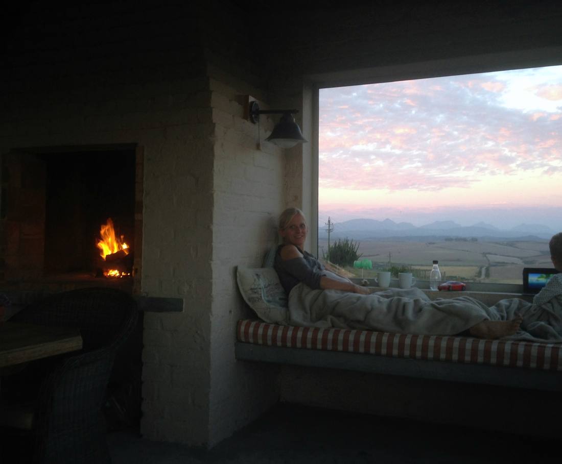 De haardkamer van de guestfarm met uitzicht over het land bij zonsondergang, Zuid-Afrika