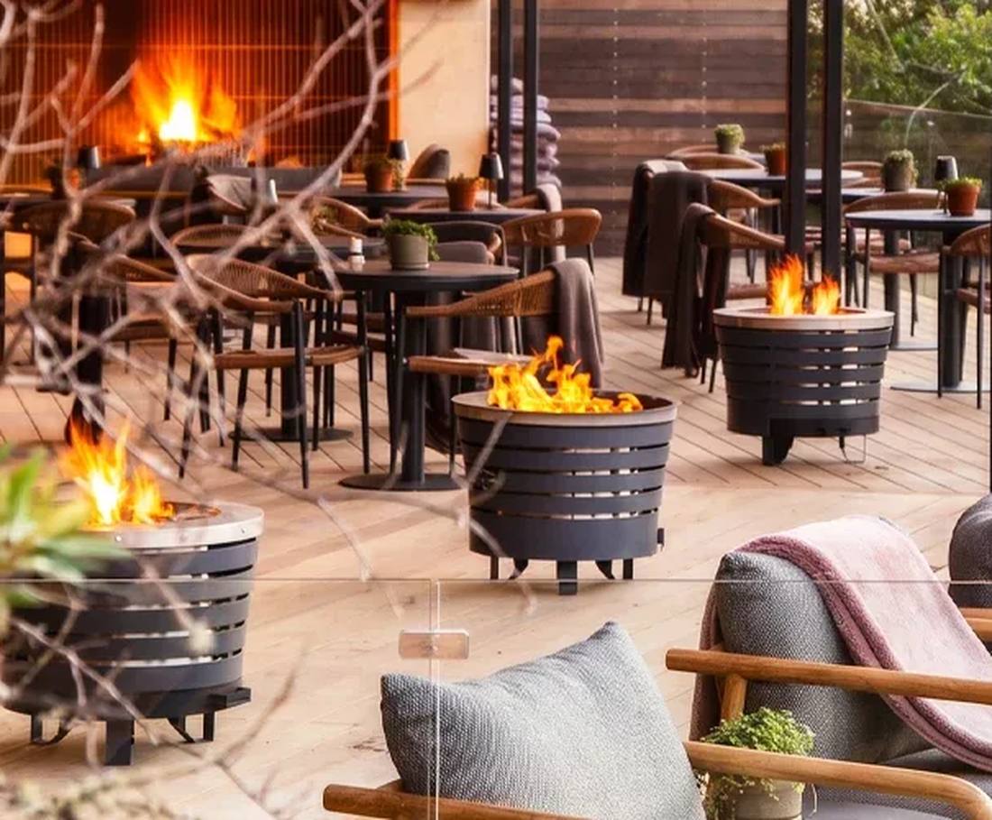 Brandende vuurschalen op het terras van de lodge bij schemer, Zuid-Afrika