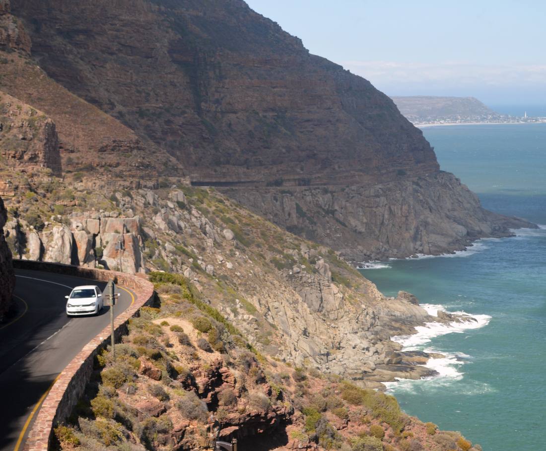 De kustweg over Chapman's Peak langs de bergen en de oceaan bij Houtbaai, Zuid-Afrika