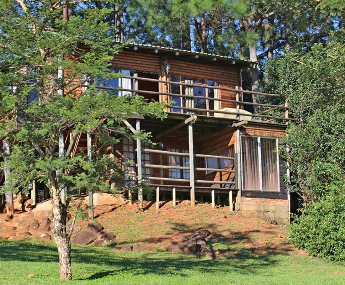 Een houten boomhut tussen de bomen in de Drakensbergen, Zuid-Afrika