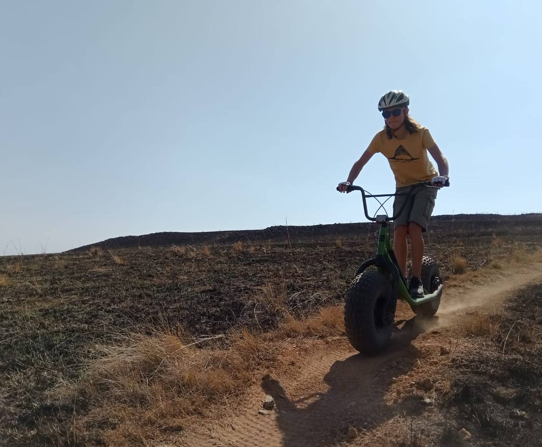 Op een mountainscooter over een bergpad in de Drakensbergen, Zuid-Afrika