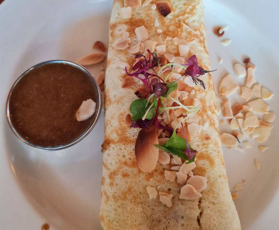 Een opgerolde pannenkoek met saus bij Harrie's in Dullstroom, Zuid-Afrika