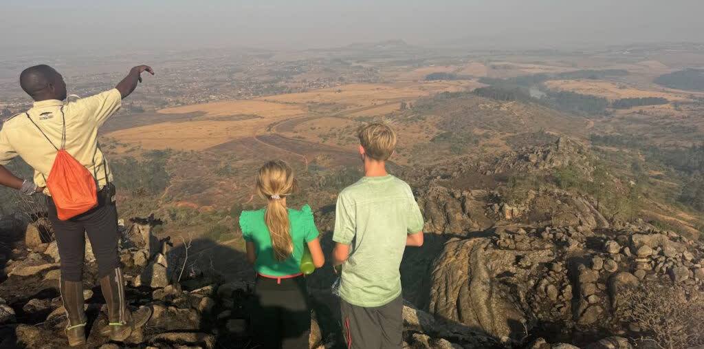 Met een gids uitkijken over de vlakte van eSwatini