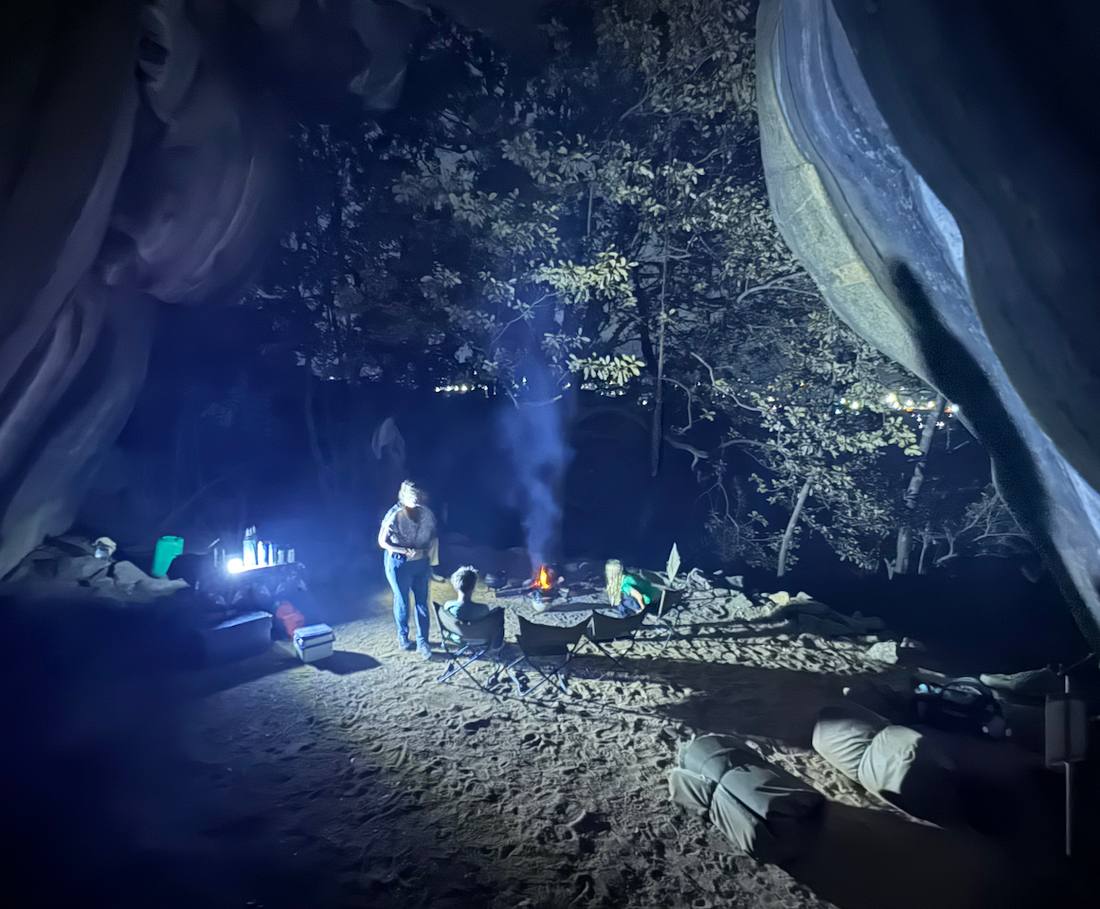 Het kampvuur brandt in de grot, met de slaapzakken al uitgerold, eSwatini