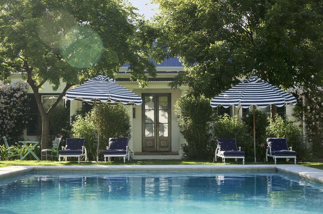 Het zwembad in de tuin van een landgoed bij Franschhoek, de West-Kaap, Zuid-Afrika